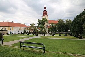 Ravelsbach, barocke Gartenanlage mit Pfarrhof und Kirche im Hintergrund