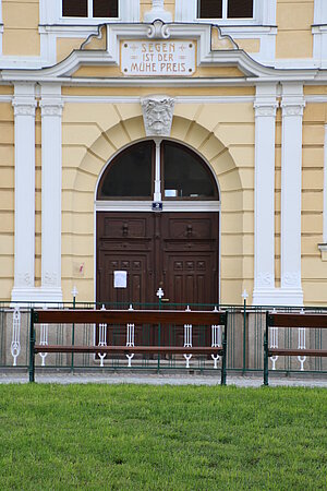 Heidenreichstein, Portal der Schule, 1904 errichtet, nach Plänen von Josef Wellisch