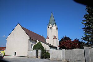 Kirchschlag, Pfarrkirche hl. Nikolaus, romanischer Bau mit gotischem Turm, 1756 barockisiert