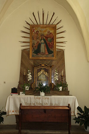 Maria Ponsee, Pfarr- und Wallfahrtskirche Mariä Geburt, Seitenaltar, "sog. Waldmutter" - Kopie des Mariazeller Gnadenbildes, darüber Marienkrönung