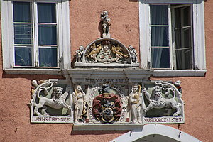 Retz, Hauptplatz, Nr. 1, 2 und 34, sog. Verderberhaus, Komplex des 16. Jh.s, reliefiertes Hauszeichen über der Durchfahrt, 1583