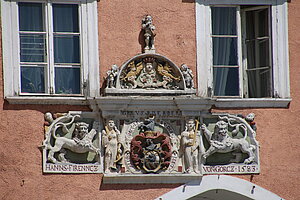 Retz, Hauptplatz, Nr. 1, 2 und 34, sog. Verderberhaus, Komplex des 16. Jh.s, reliefiertes Hauszeichen über der Durchfahrt, 1583
