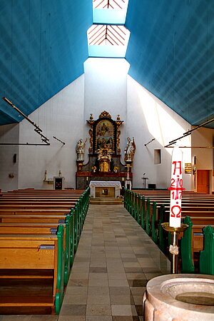 St. Valentin-Landschach, Pfarrkirche hl. Valentin, Blick in den Licht durchfluteten Anbau mit barockem Hochaltar