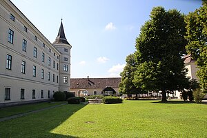 Wolfpassing, Schloss Wolfpassing, heute Bundesanstalt für Milchwirtschaft, um 1690-1700 Umbau zu Anlage mit Arkadenhof
