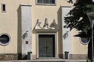 Fels am Wagram, Pfarrkirche hl. Margaretha, 1963 unter Beibehaltung des Turmes und des Chores nach Plänen von Johann Petermair errichtet