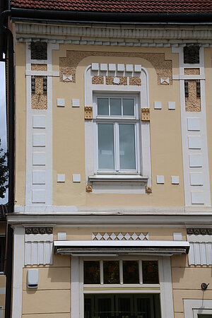 St. Valentin, Hauptstraße Nr. 12: reiche secessionistische Fassade