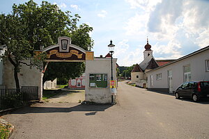 St. Valentin-Landschach, Blick auf das Ensemble von Pfarrhof links und Pfarrkirche im Hintergrund