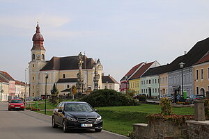 Göllersdorf, Hauptplatz, im Hintergrund die Pfarrkirche hl. Martin