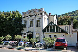 Hinterbrühl, Hauptstraße 45, Gasthof "Zur Weintraube", um 1900