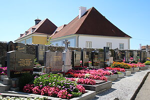 Langau, Friedhof, Blick Richtung Pfarrhof