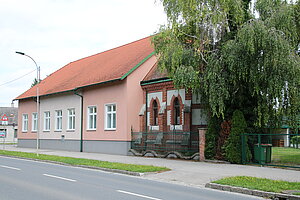 Leopoldsdorf im Marchfeld, Komplex des Wiener Weltenschen Kinderasyls, errichtet Anfang des 20. Jahrhunderts, jetzt Kindergarten