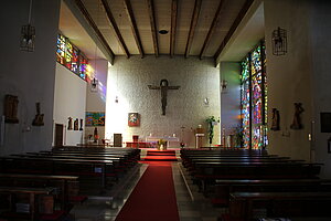 Hochwolkersdorf, Pfarrkirche hl. Laurentius, Neubau durch Otto Ernst Hoffmann 1961-63, Blick in das Kircheninnere