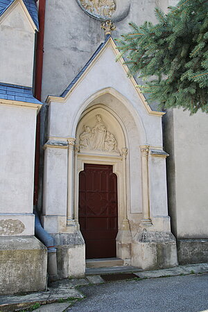 Jedenspeigen, Pfarrkirche hl. Martin, im Kern mittelalterlicher Bau, Umgestaltung durch Wiener Dombaumeister Friedrich von Schmidt, 1880-1886, Portal in der Südfassade