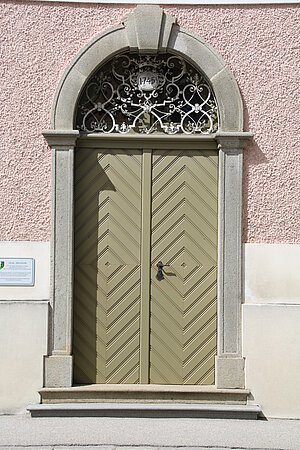 Strengberg, Portal des ehem. Armenhauses