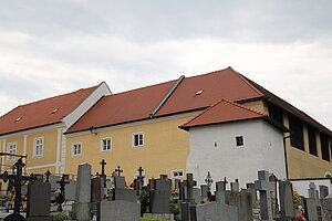Aschbach, Pfarrhof neben der Kirche, vom Friedhof aus gesehen, errichtet 1740 nach Plänen von Joseph Munggenast