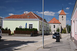 Rauchenwarth, Gemeindeamt und Pfarrkirche hl. Magdalena, in der Mitte des Angers.