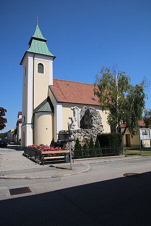 Götzendorf an der Leitha, Filialkirche hll. Vitus und Rosalia, mittelalterlicher barockisierter Bau