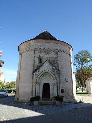 Hadersdorf am Kamp, Karner neben der Kirche. um 1260/70