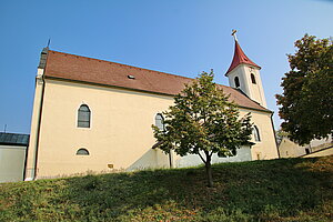 Raggendorf, Pfarrkirche hl. Agapitus, im Kern mittelalterlich, 1733 barockisiert und erweitert