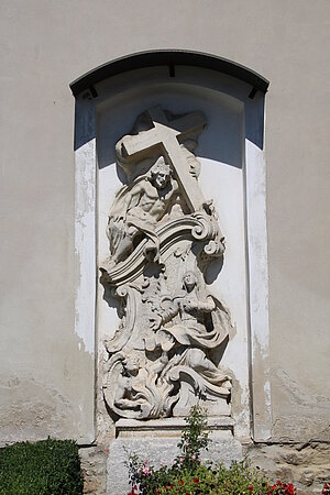 Langau, Pfarrkirche Mariae Himmelfahrt, barocker Grabstein, um 1770