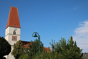 Nußdorf ob der Traisen, Pfarrkirche hl. Johannes der Täufer, zweischiffiger spätgotischer Bau mit markantem West-Turm