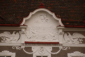 Korneuburg, Hauptplatz Nr. 15, Ecke Bisamberger Straße: Giebelfeld mit Stuckrelief zur Geschichte Korneuburgs, 1902