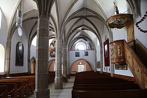 Thaya, Pfarrkirche hll. Petrus und Paulus, im Kern romanische Chorturmkirche, zu spätgot. Halle ausgebaut