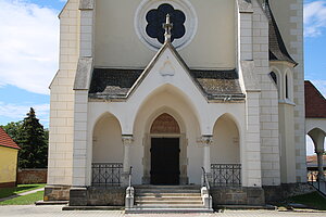 Dobermannsdorf, Pfarrkirche hl. Andreas, neugotischer Bau, 1900/01 errichtet