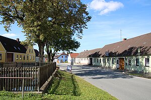 Ludweis, geschlossene, überweigend eingeschossige Bebauung des Straßenplatzes, schlichte Putzfassaden des 19. und frühen 20. Jh.s
