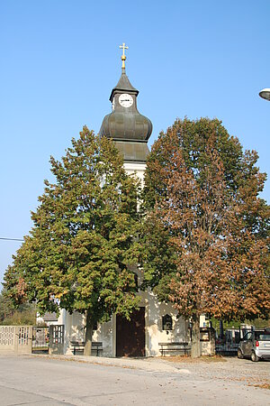 Stopfenreuth, Pfarrkirche hl. Johannes Nepomuk, gedrungene barocke Dorfkirche, 1737 errichtet