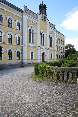 Ybbs an der Donau, Therapiezentrum Ybbs an der Donau, ehemalige Kavalleriekaserne, erbaut 1720/30, 1858/61 aufgestockt und fassadiert