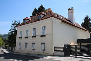 Gaaden, Kirchenplatz, Pfarrhof, ehem. Jagdschloss, seit 1749 Pfarrhof