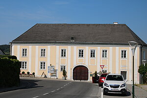 Karlstetten, Hauptplatz 13, Pfarrhof, 1. Hälfte 18. Jh.s