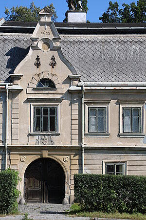 Langschlag, Schloss, späthistoristisch umgebaute ältere Anlage, Wappen Joachim Windhag, 1675