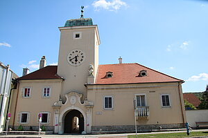 Mannersdorf, Hauptstraße 14, ehem. Rathaus, Baukern 16./17. Jh., 1924 umgebaut