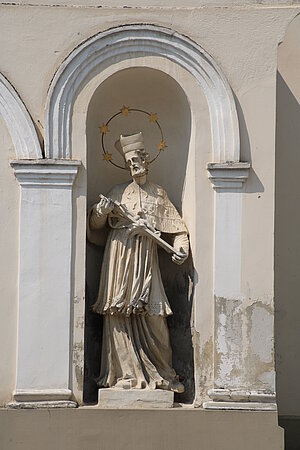 Wilhelmsburg, Hauptplatz, Pfarrkirche hl. Stephan, gotische Staffelkirche mit romanischen Kern, barocker Portalvorbau, 1740