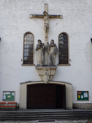 Eichgraben, Pfarrkirche Herz Jesu Friedenskirche, monumentale Kreuzigungsgruppe an der Westfassade, Adolf Treberer Treberspurg