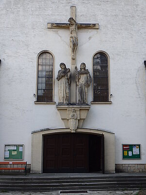 Eichgraben, Pfarrkirche Herz Jesu Friedenskirche, monumentale Kreuzigungsgruppe an der Westfassade, Adolf Treberer Treberspurg
