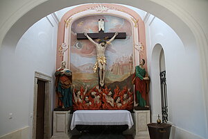 Pfarr- und Wallfahrtskirche Mariae Himmelfahrt, Kreuzigungsgruppe unter Orgelempore, 2. Hälfte 18. Jh.