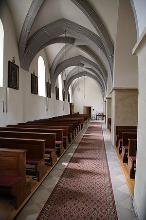 Laa an der Thaya, Pfarrkirche hl. Veit, Blick in das Seitenschiff