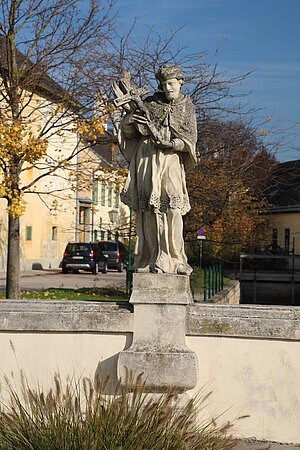 Laxenburg, Statue hl. Johannes Nepomuk am Johannesplatz