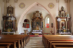 Ottenschlag, Pfarrkirche hl. Jakobus der Ältere, der Hochaltar und die beiden Seitenaltäre