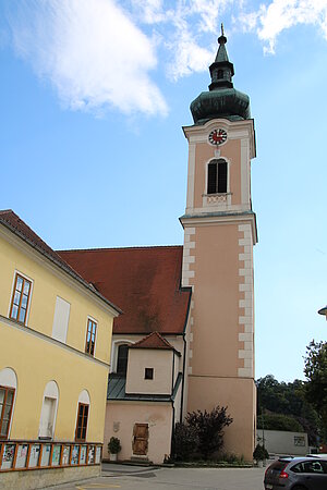 Traismauer, Pfarrkirche hl. Rupert, im Kern romanische Saalkirche, mehrfach umgebaut und erweitert