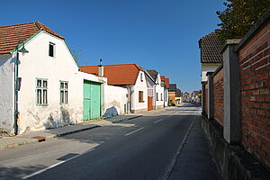 Weikersdorf am  Steinfelde, Blick durch die Hauptstraße