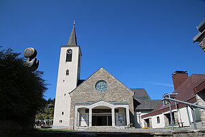 Pfarrrkirche hl. Georg, Neubau von Ladislaus Hruska, 1959-62 unter Verwendung älterer Bauteile