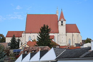 Eggenburg, Pfarrkirche hl. Stephanus, spätgotisches Langhaus, hochgotischer Chor, von romanischen Türmen flaniert