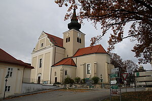 Ernstbrunn, Pfarrkirche hl. Martin, hochbarocke, genordete Saalkirche, Ende 17./frühes 18. Jahrhundert, gotischer Turm
