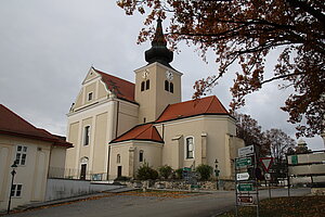 Ernstbrunn, Pfarrkirche hl. Martin, hochbarocke, genordete Saalkirche, Ende 17./frühes 18. Jahrhundert, gotischer Turm