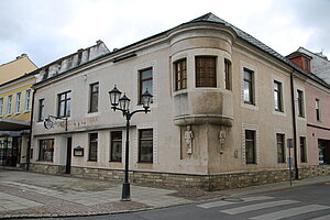 Laa an der Thaya, Stadtplatz Nr. 8, um 1600 mit erneuerter Fassade, Runderker von Karyatiden getragen