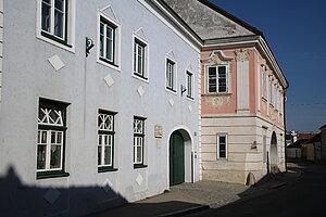 Langenlois, Walterstraße Nr. 18: im Kern 16./17. Jahrhundert, Fassade 18. Jahrhundert